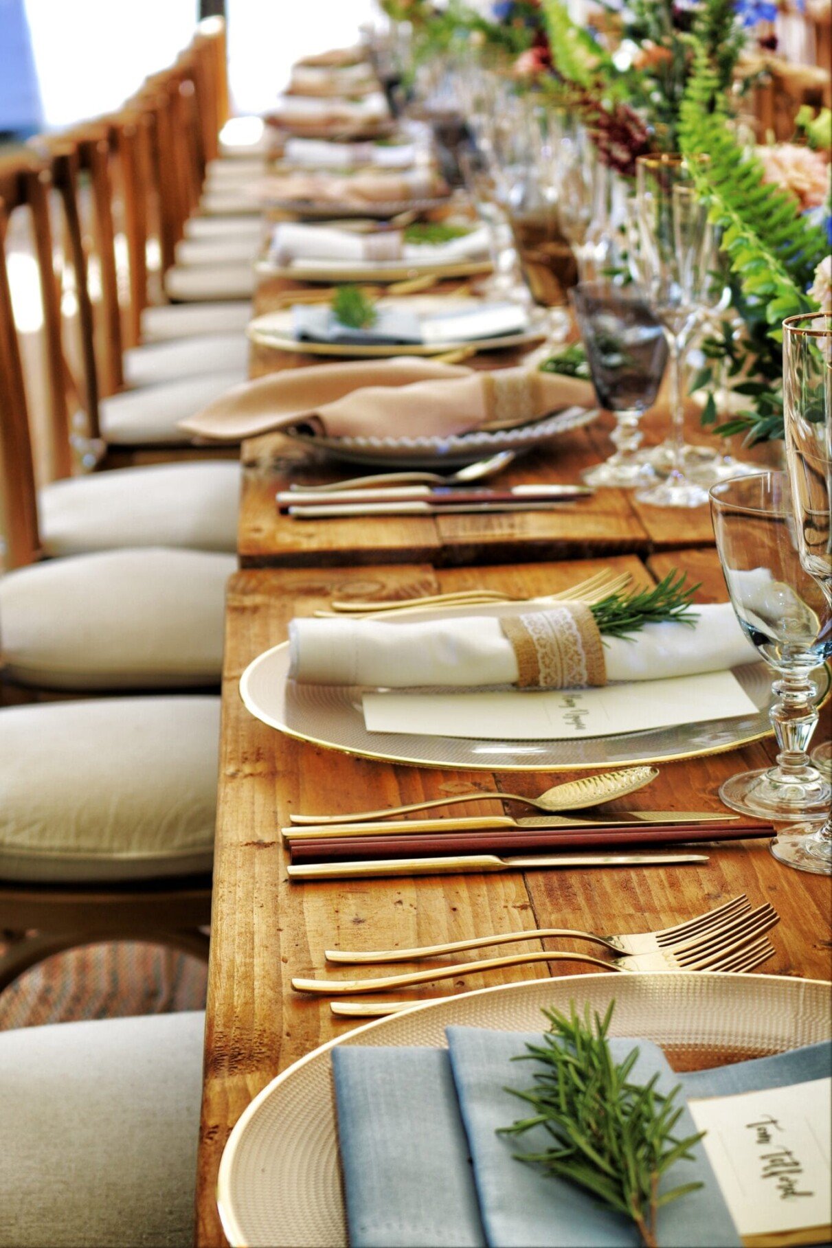 table dréssée, assietes traiteur evenementiel - Les Saveurs de Provence