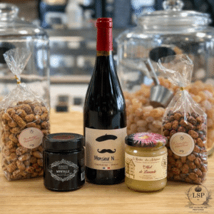 Sélection gourmande du coffret Saint-Valentin avec bouteille de vin rouge, douceurs artisanales et spécialités sucrées provençales