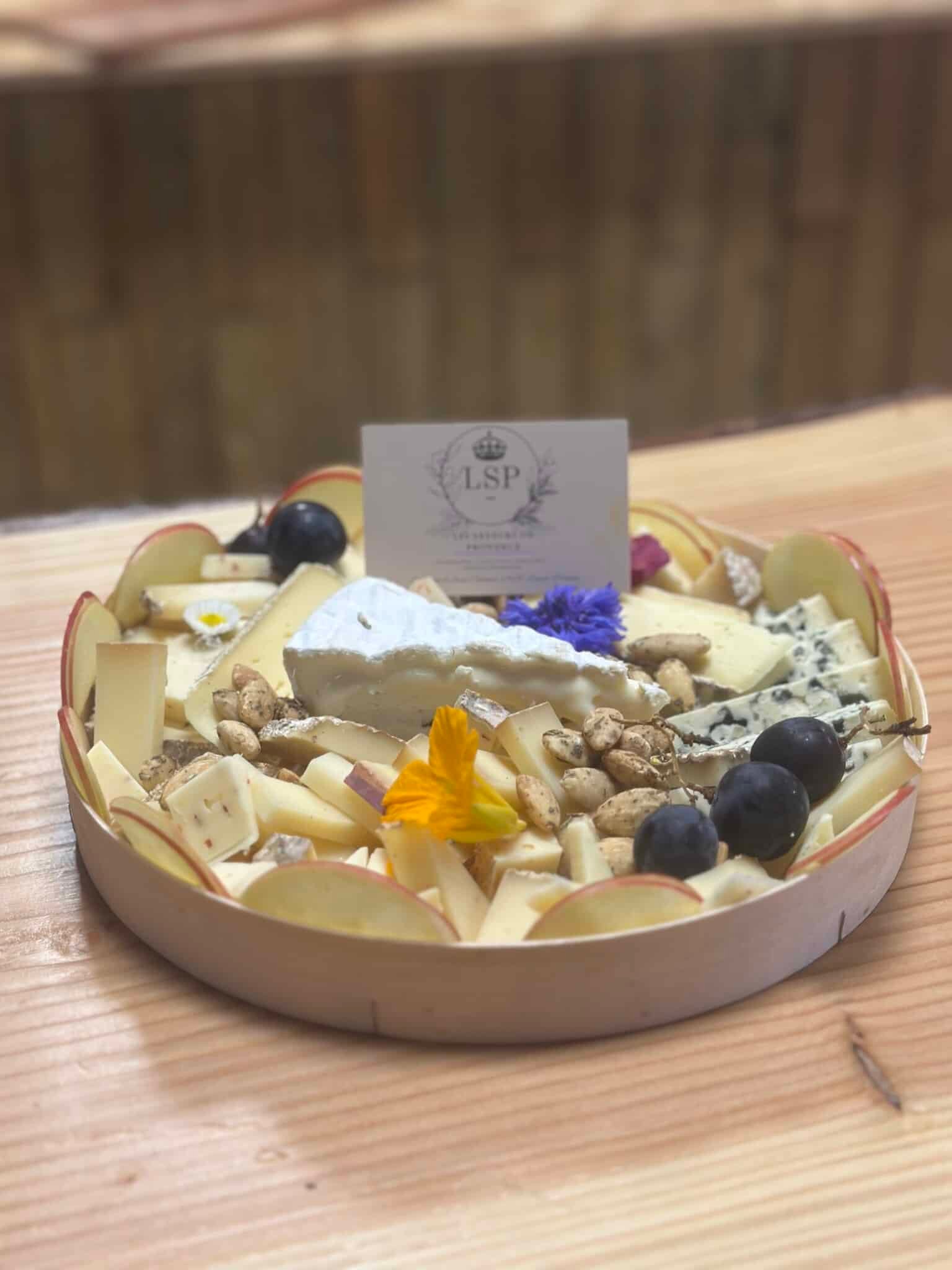 Plateau de fromages et charcuteries de la fromagerie Les Saveurs de Provence à Lançon-Provence