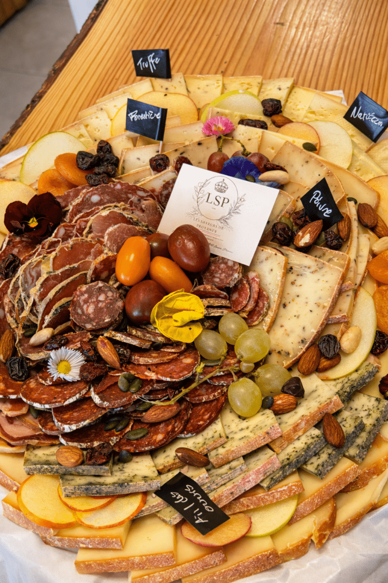 Plateaux et coffrets fromages préparés en fromagerie à Lançon-Provence