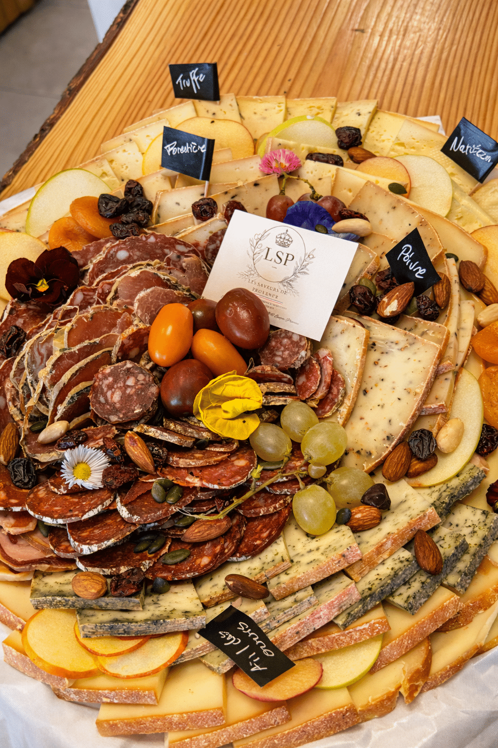 Plateaux et coffrets fromages préparés en fromagerie à Lançon-Provence