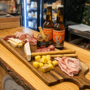 planche apéritif provençal avec fromages, charcuteries et produits artisanaux