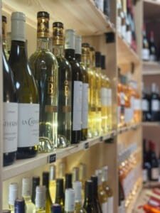 vins blanc, rouge et rosé de Provence pour accompagner un apéritif provençal