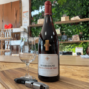 Verre de Bourgogne Hautes Côtes de Nuits rouge robe cerise rubis Pinot Noir Côte de Nuits