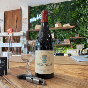 Verre de Gigondas rouge Les Dentelles en Armoiries robe intense presque noire fruits noirs mûrs épices Vaucluse