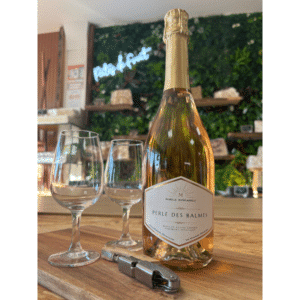 Verre de rosé pétillant Perle des Balmes bulles fines robe saumon apéritif estival