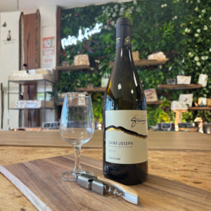 Verre de Saint-Joseph blanc robe or pâle reflets verts Roussanne Rhône Nord Roland Grangier