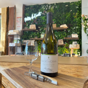 Verre de Saint-Véran blanc robe or pâle reflets verts Chardonnay Mâconnais roches de Solutré