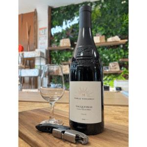 Verre de Vacqueyras rouge 2023 robe rubis profond Dentelles de Montmirail Beaumes-de-Venise