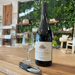 Verre de Plan de Dieu rouge 2023 Terranéa robe pourpre galets roulés Vaucluse planche bois
