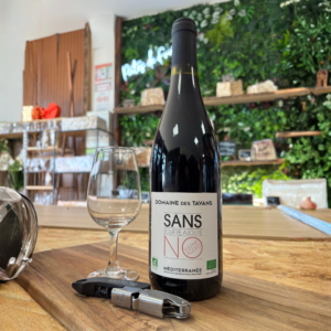 Verre vin rouge bio sans soufre Domaine des Tavans robe cerise grenat fruits noirs épices IGP Méditerranée