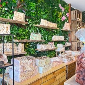 Nougat de Montélimar artisanal à la coupe – Authentique & fondant
