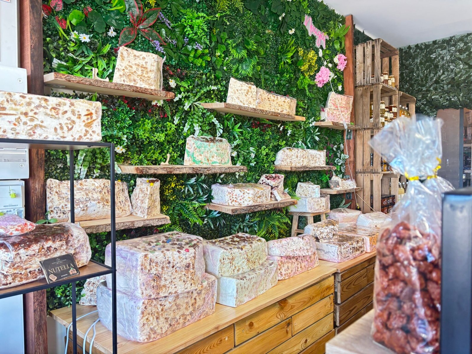 Nougats de Montélimar artisanaux à la coupe — confiserie provençale à Lançon-Provence