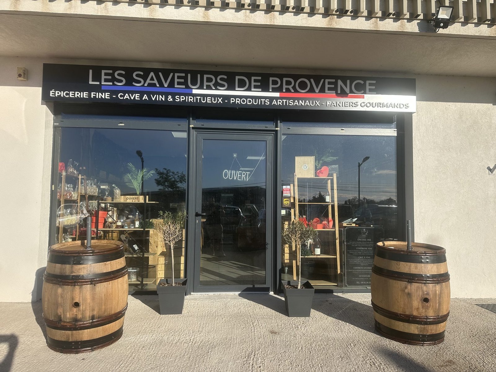 Devanture de la boutique Les Saveurs de Provence — épicerie fine, cave à vins et spiritueux à Lançon-Provence