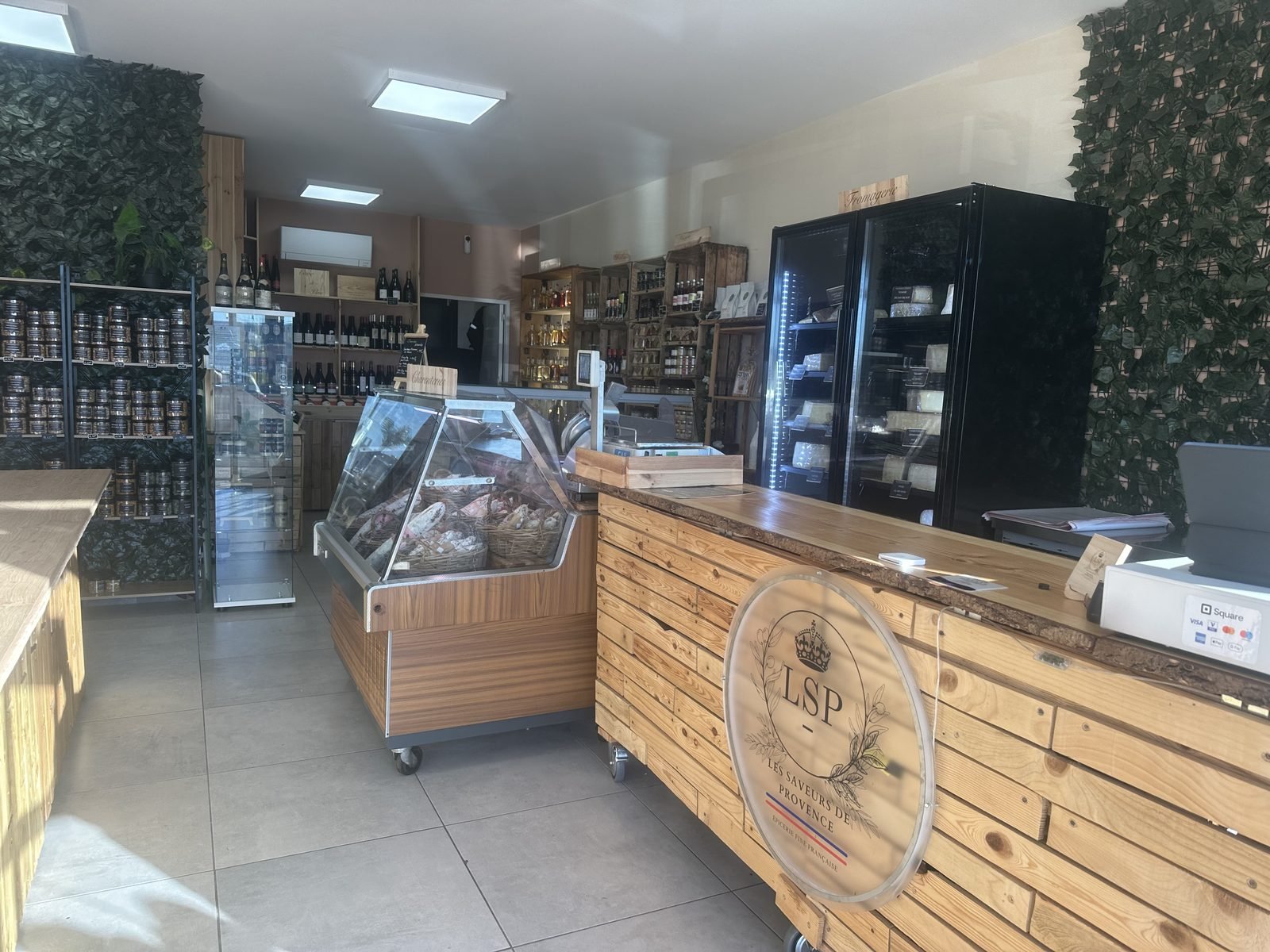 Intérieur de l'épicerie fine Les Saveurs de Provence à Lançon-Provence : cave, charcuterie et fromagerie