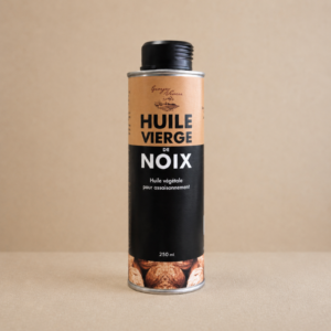 Huile vierge de noix pressée à froid assaisonnement salade fromage