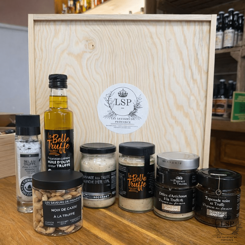 Produits à la truffe noire de Provence présentés devant un coffret gourmand en bois